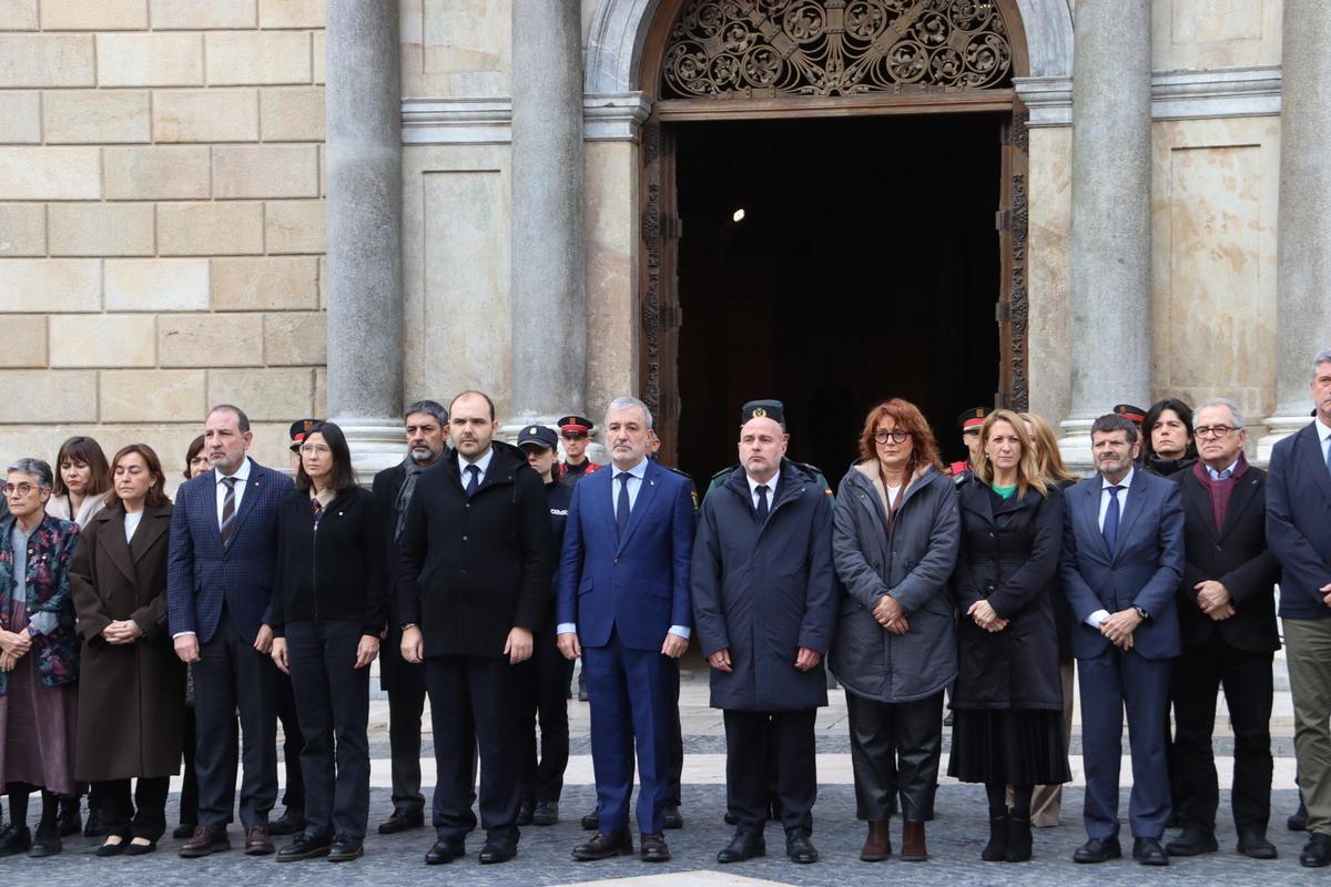 Minuto de silencio en la plaza Sant Jaume por los fallecidos en Gelida y en Palau-sator