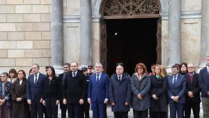 Minuto de silencio en la plaza Sant Jaume por los fallecidos en Gelida y en Palau-sator