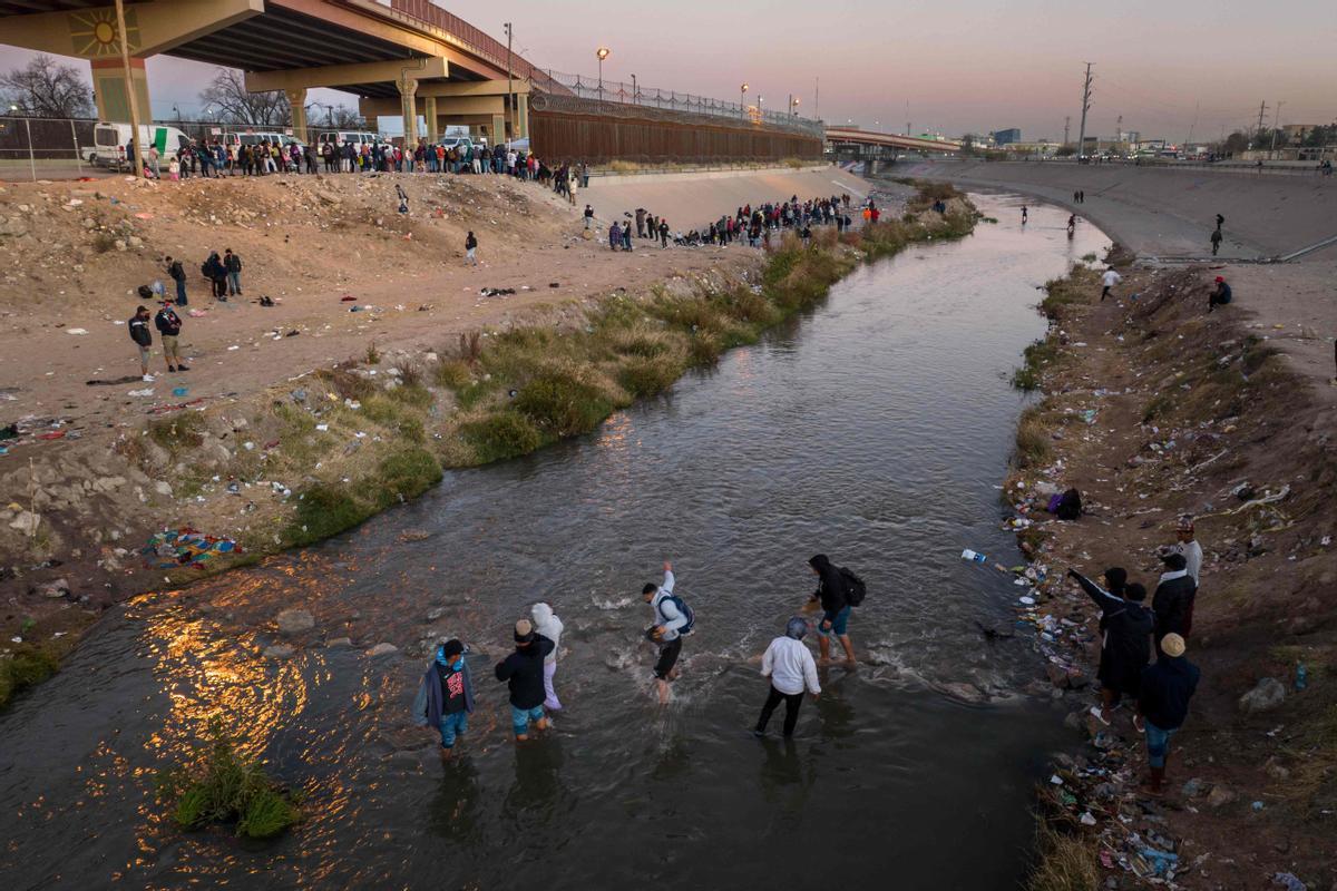 Un aluvión de inmigrantes cruzan Río Grande de Ciudad Juárez (México) a El Paso (Texas) ante un posible cambio en la política migratoria