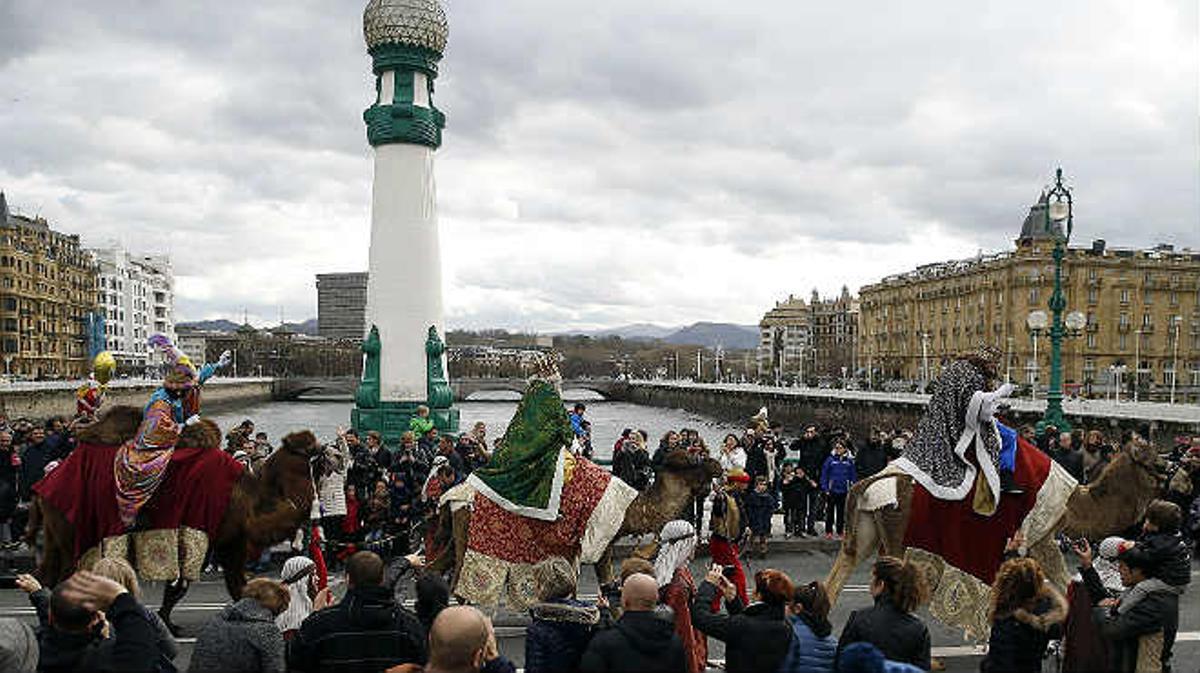 El Rei Melcior va patir una aparatosa caiguda durant la cavalcada a Sant Sebastià