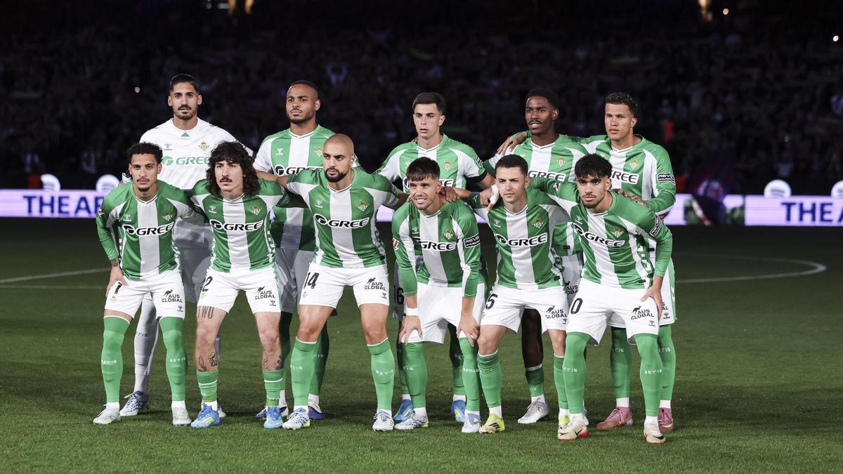 Los jugadores del Betis posan en el Camp Nou en la previa de la jornada 37 contra el Barça
