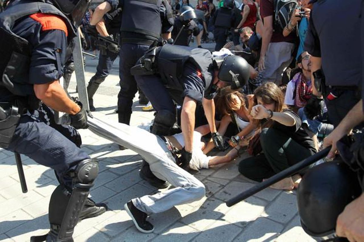 Policies autonòmics detenen una persona al carrer de Wellington cantonada amb el de Villena, on almenys quatre joves han estat detinguts pels mossos d’esquadra en un nou incident entre la policia catalana i els joves indignats.