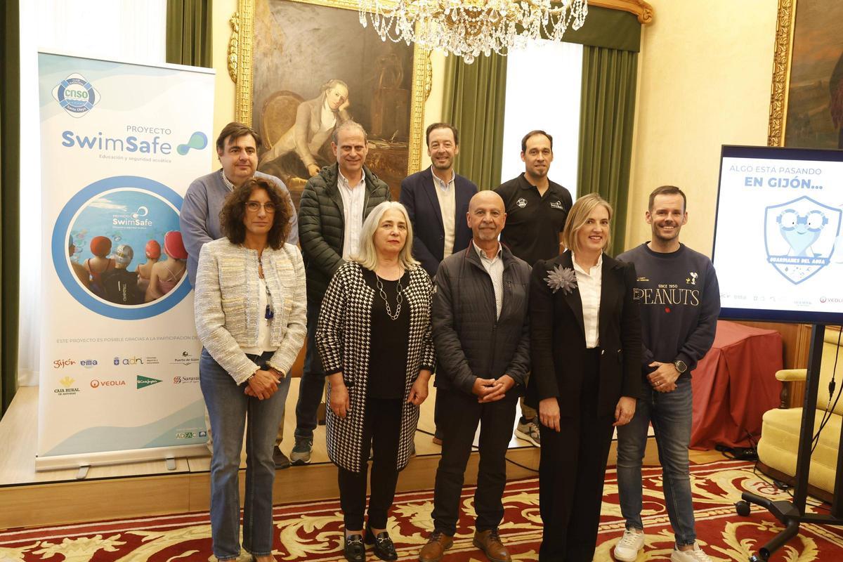 Arriba, por la izquierda, Pelayo Barcia, José María Landa y Javier Costas. Debajo, por orden, Nuria Bravo, Ana María Prieto, Gonzalo Méndez, Noemí Alonso y Carlos Llaca, en el salón de recepciones del Ayuntamiento.