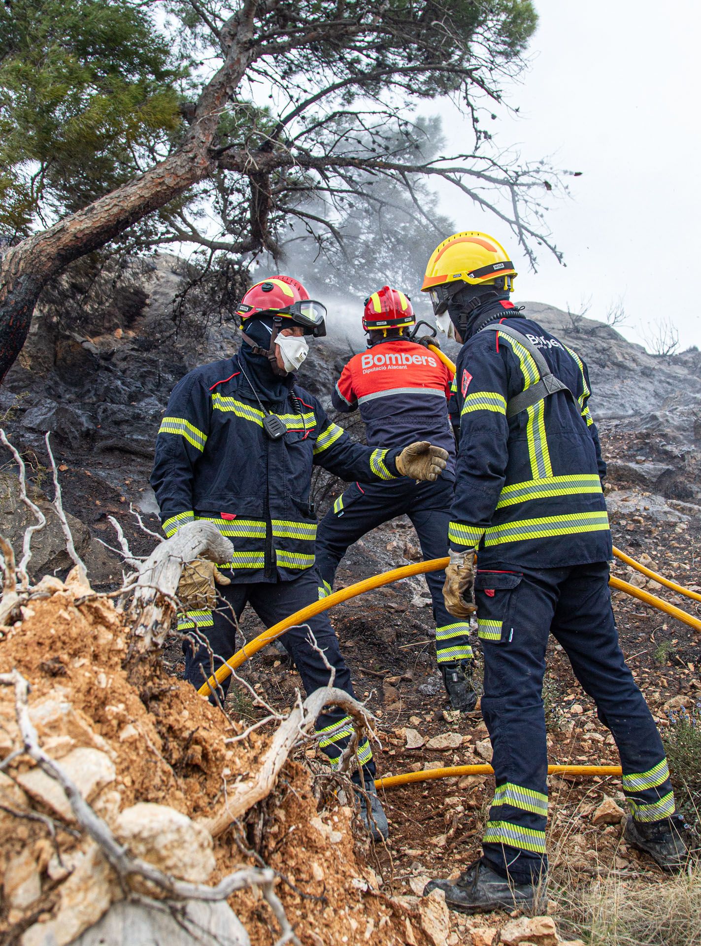 Decenas de vecinos desalojados por el incendio de Aigües