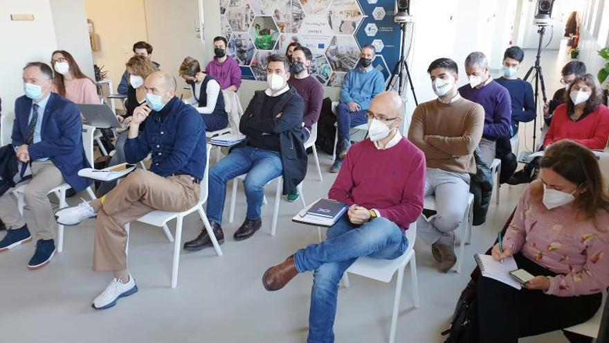 Público asistente a la charla en Cintecx, en el campus.  