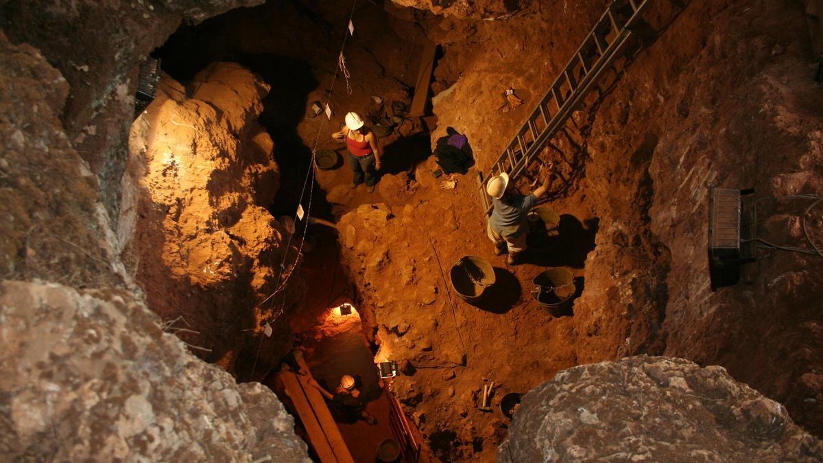Arqueólogos trabajan en la cueva de Santa Ana.