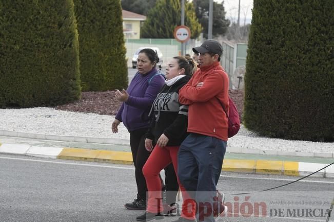 Los romeros acompañan a la Santa pese al frío.