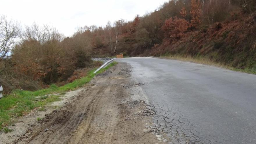 Una de las carreteras dañadas por las obras del AVE. // I. Osorio