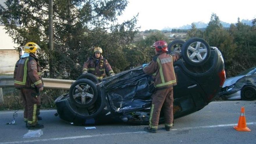 Un cotxe bolca al Xup en xocar contra un altre vehicle