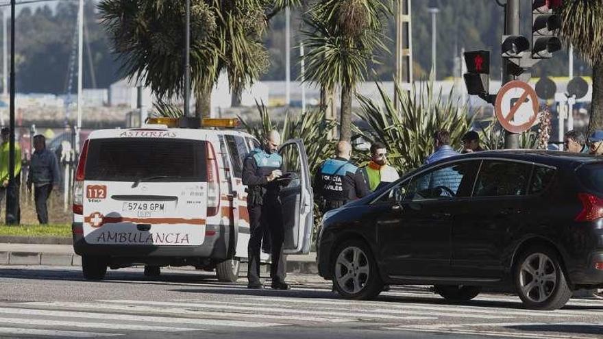 Herido leve por atropello un peatón que cruzaba en rojo en la calle del ...