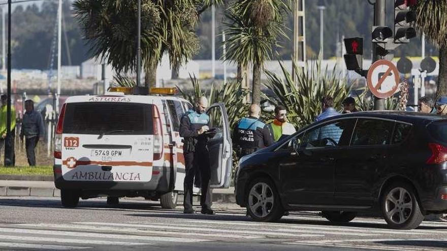 Los servicios médicos asisten al hombre atropellado ayer en un paso de peatones de la calle del Muelle.