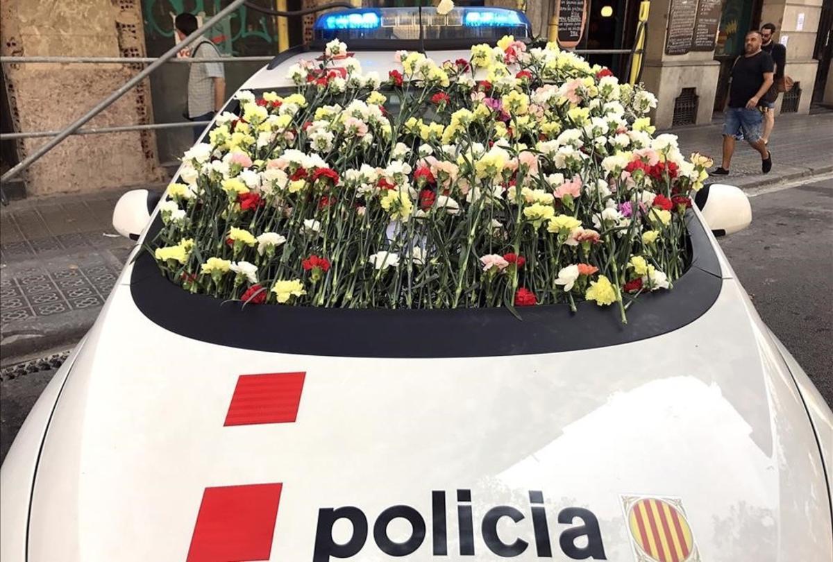 jjubierre40279848 24 9 2017 barcelona un coche de los mossos lleno de claveles170925191552