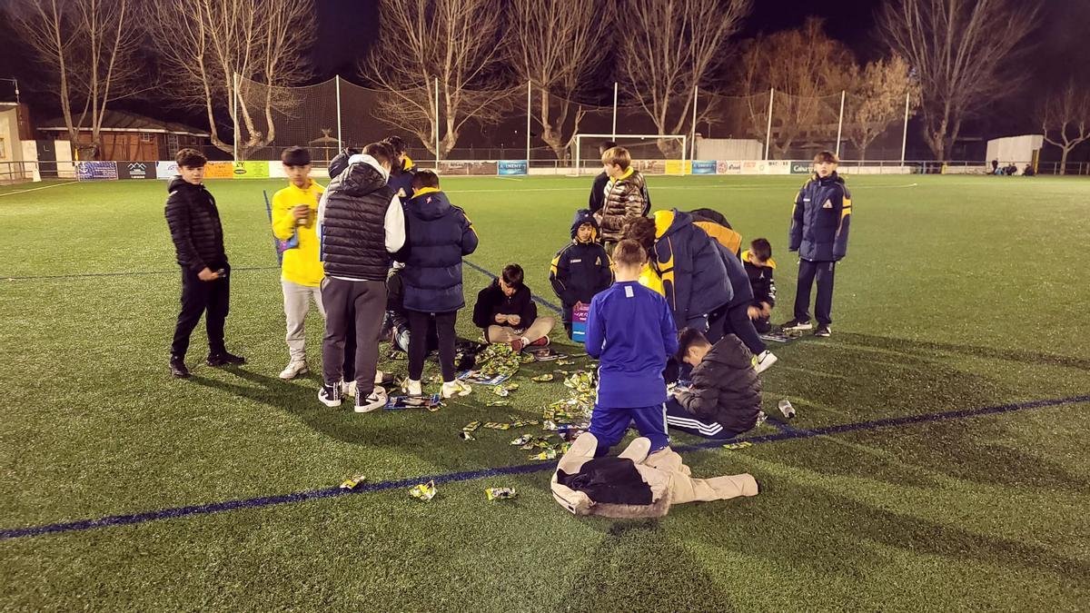 L'àlbum va generar expectació entre els joves futbolistes santjoanencs, el primer cap de setmana de febrer