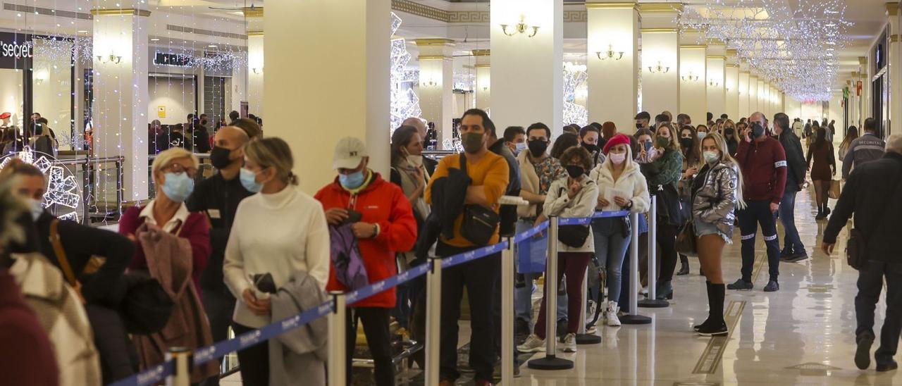 Colas para vacunarse en el punto habilitado en el centro comercial Plaza Mar 2 de la ciudad de Alicante.