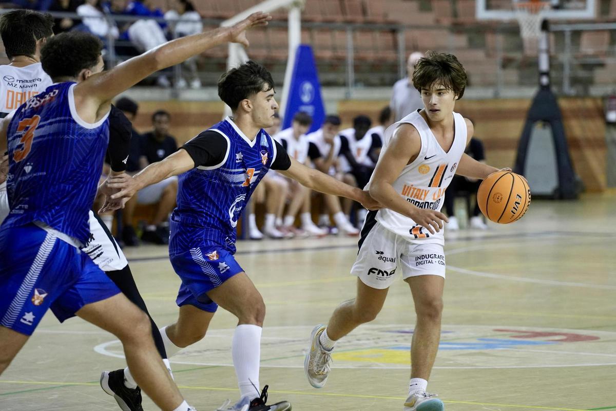 Dani Lara, del Lithium Iberia Sagrado, defiende a Pablo Osés, del Vítaly La Mar BCBadajoz, en una de las semifinales de la Copa de Extremadura.