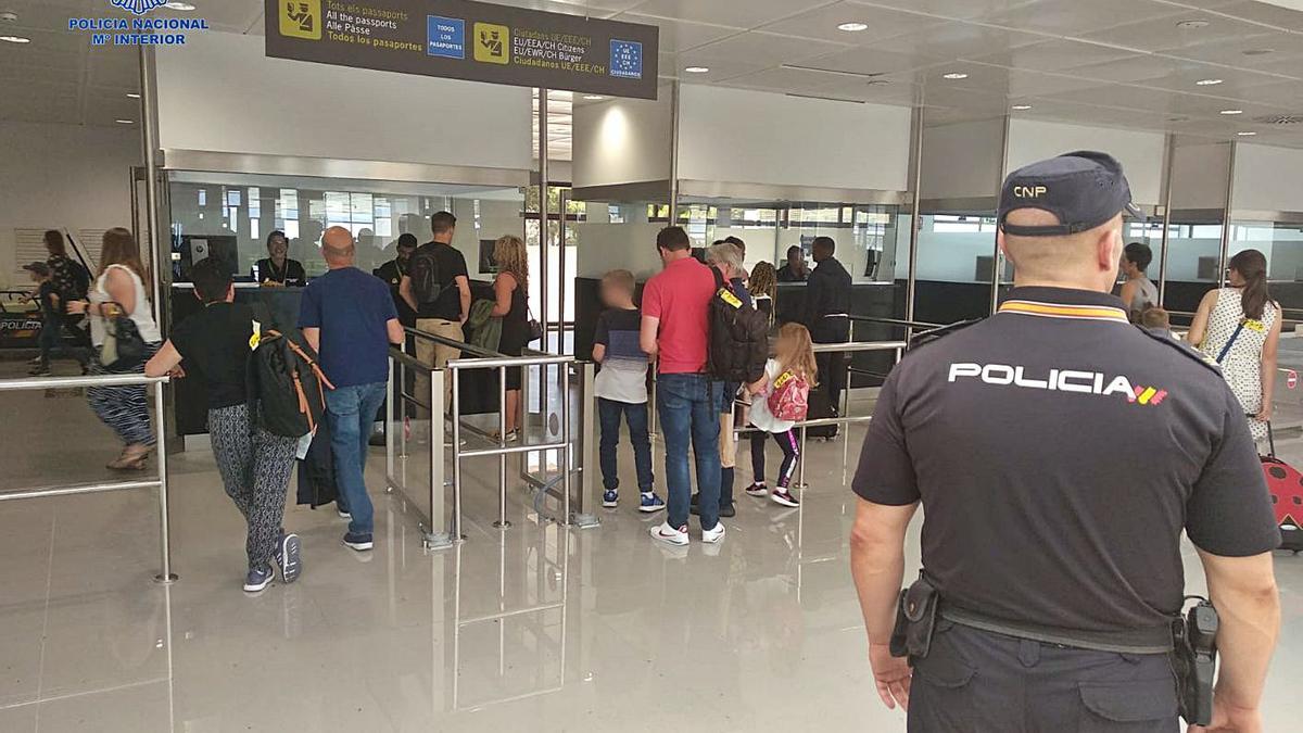 Un agente de la Policía Nacional en el control de pasaportes del aeropuerto de Palma. | CNP