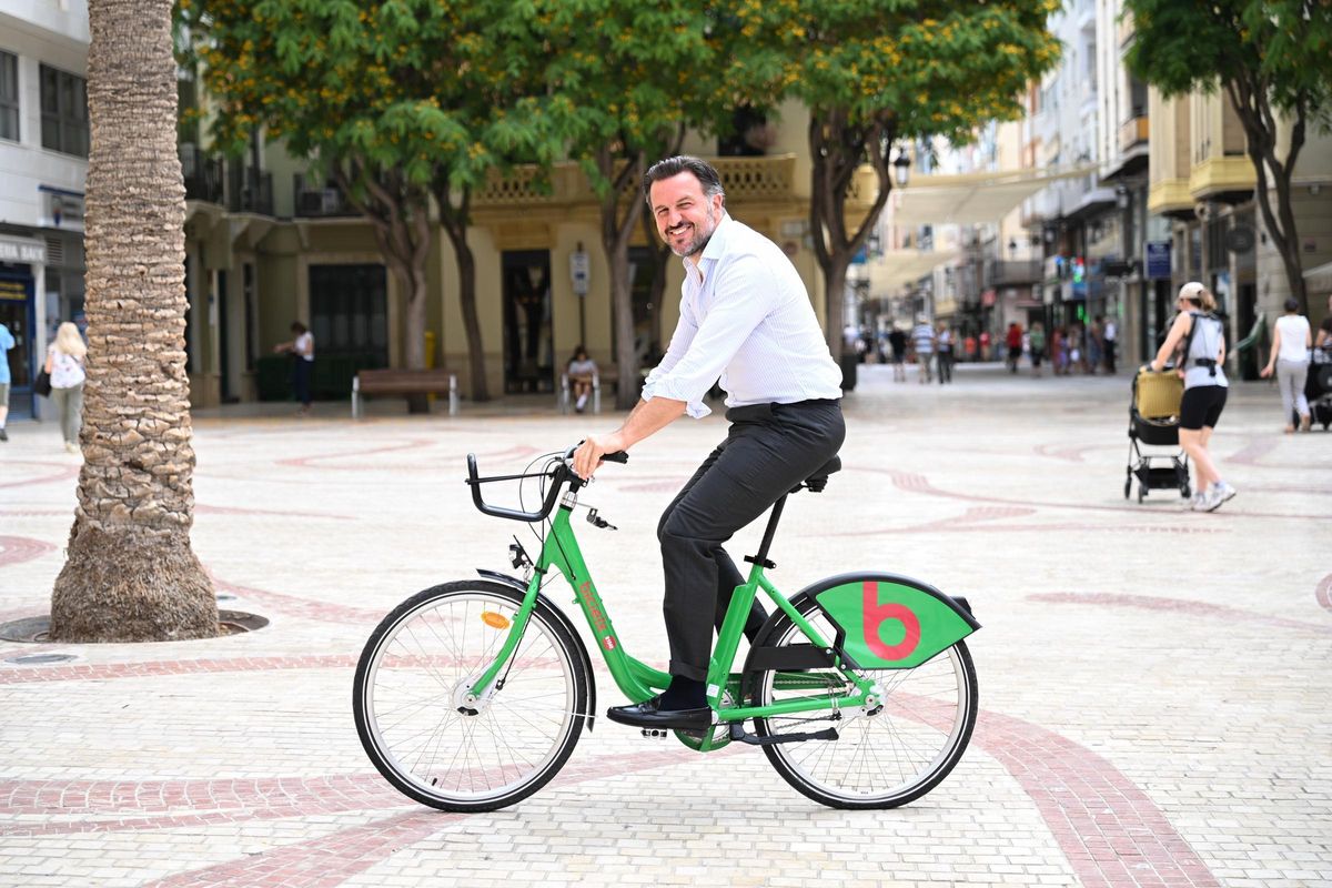 El alcalde, Pablo Ruz, con la bicicleta, por la Plaça de Baix.