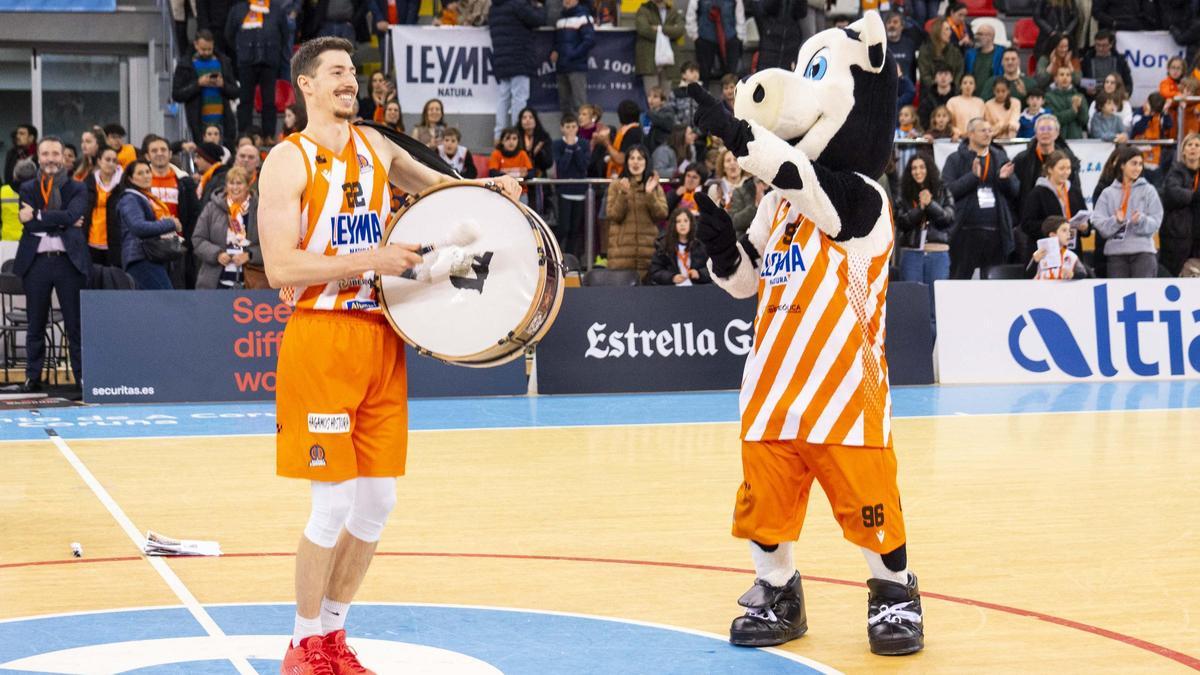 A Coruña quiere ACB: Así celebra la afición naranja el gran triunfo del Leyma frente al Estudiantes