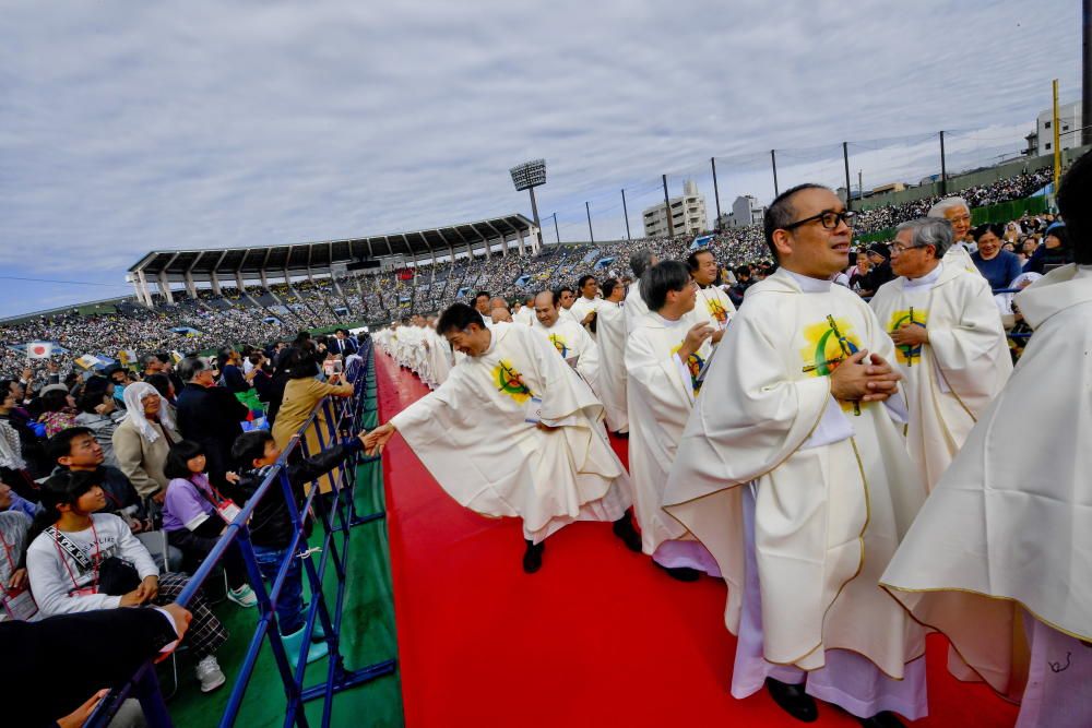 El papa celebró hoy una misa para la pequeña comunidad católica japonesa en la ciudad de Nagasaki, símbolo tanto del martirio de los cristianos en el pasado como de la bomba atómica.