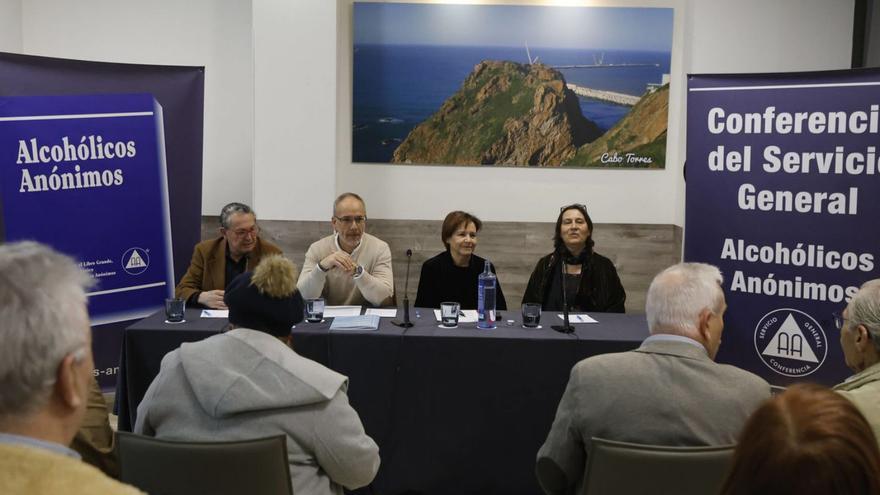 Por la izquierda, Joaquín Cuetos, Antonio Rodríguez Cuenca, Carmen Moriyón y Camino Reinares Fernández, ayer, durante la inauguración de las jornadas de Alcohólicos Anónimos. | MARCOS LEÓN
