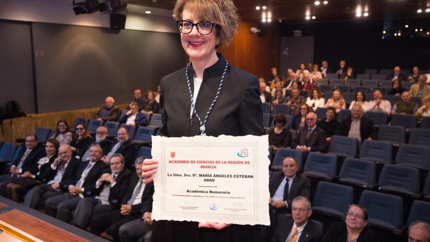 Mª Ángeles Esteban muestra su título como Académica Numeraria en el Aula de Cultura de la Fundación Cajamurcia.