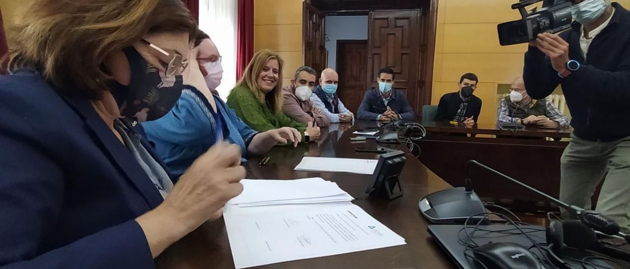 Rosa Roces firma el documento, en presencia (de izquierda a derecha) de Marisa Negrete, Carmen Arbesú, Javier Álvarez, Cristóbal Pérez, José Luis Martín, Alfonso Díaz y Arturo Rebollo. | M. Á. G.