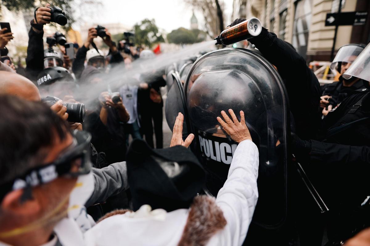 Los jubilados de Argentina protestan contra el veto de Milei al aumento en las pensiones