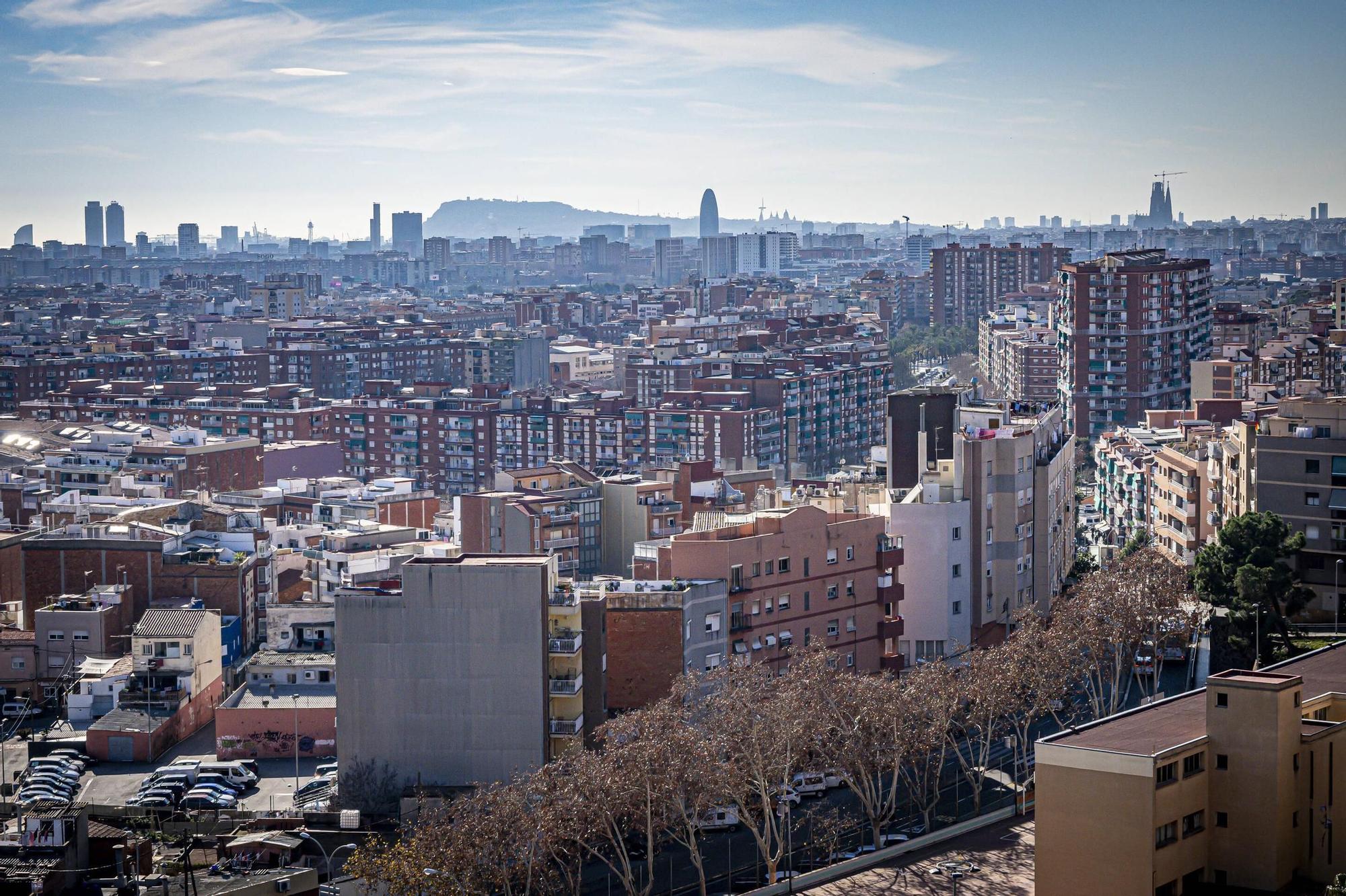 Vista aérea del área metropolitana de Barcelona desde el Turó del Carig de Badalona.