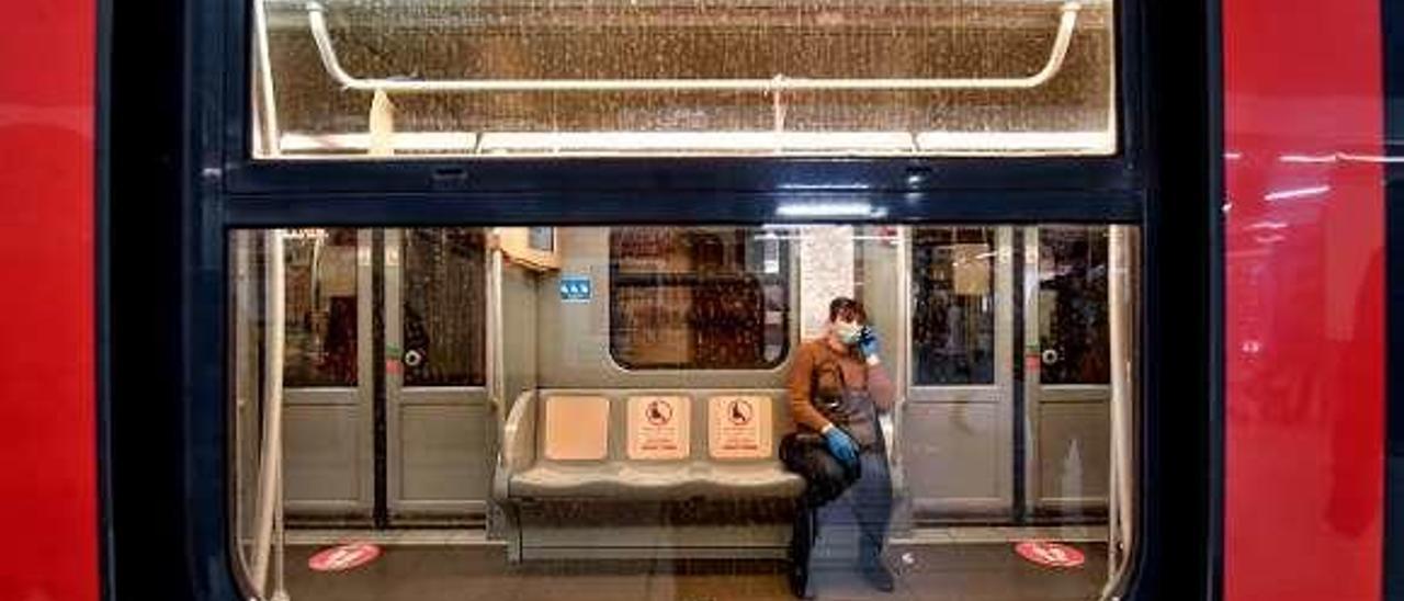 Una ciudadana italiana, en el metro de Milán. // DPA
