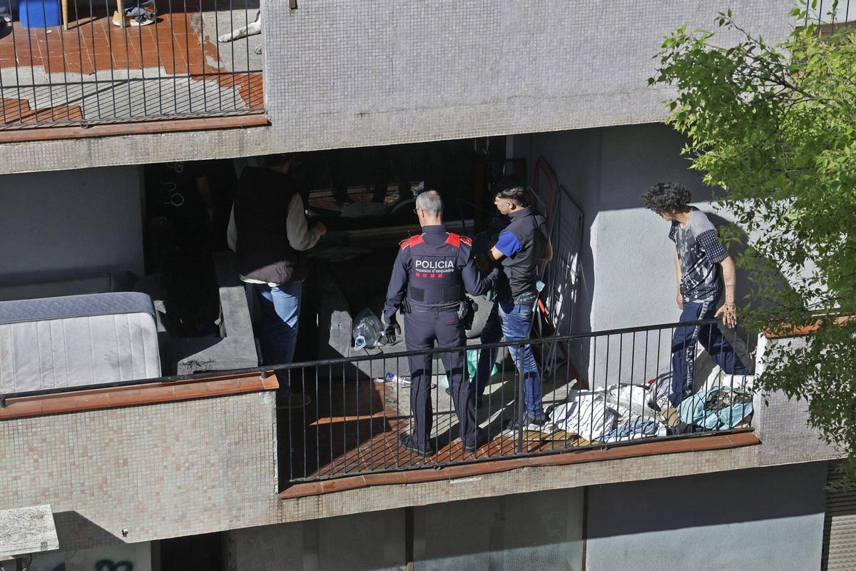 Tècnics de l’Ajuntament de Girona revisen l’estat del bloc ocupat de la ronda Ferran Puig amb suport de la policia