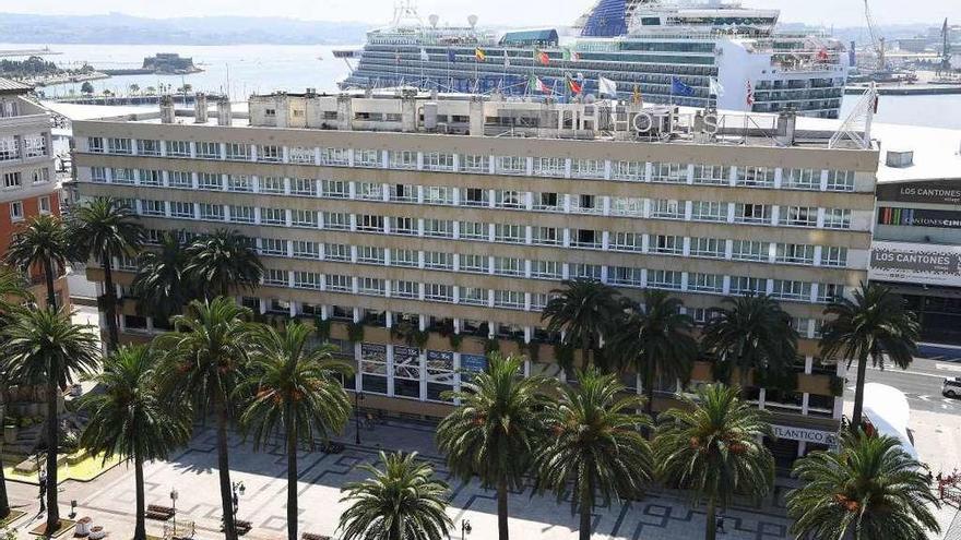 Panorámica global de la fachada del hotel NH Atlántico que da a los jardines de Méndez Núñez.