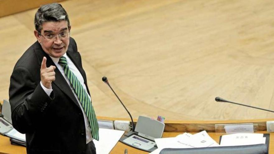 El conseller de Hacienda, José Manuel Vela, durante un pleno de Les Corts.