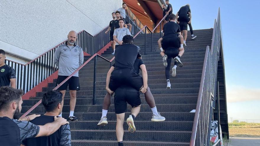 Los jugadores del Zamora CF se ejercitan en las escaleras del Ruta de la Plata ante la mirada de Movilla, ayer. | ZCF
