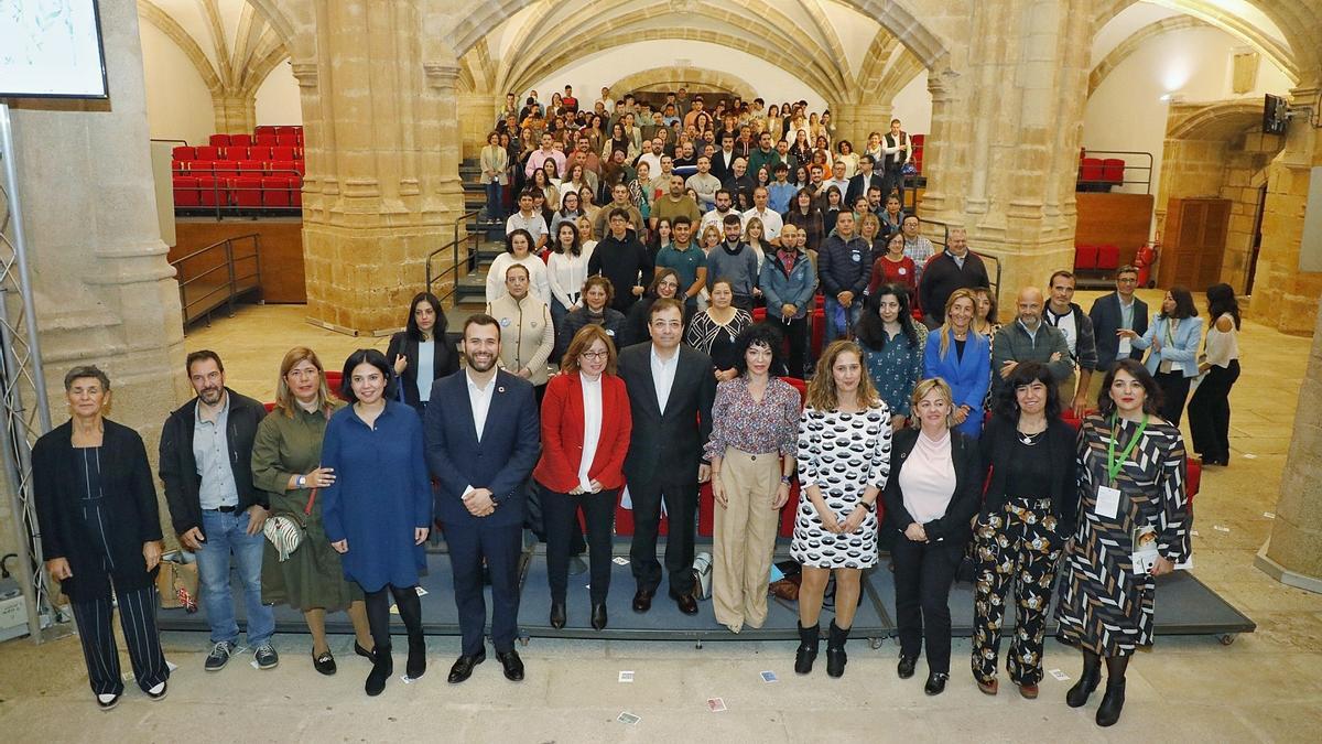 Foto de participantes y cargos públicos que han asistido al acto de inauguración del encuentro.