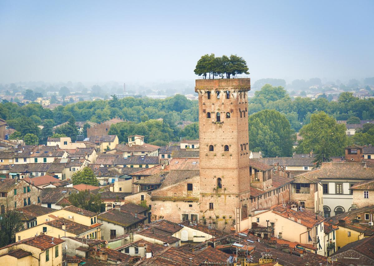 La famosa torre de Lucca con los árboles en lo más alto