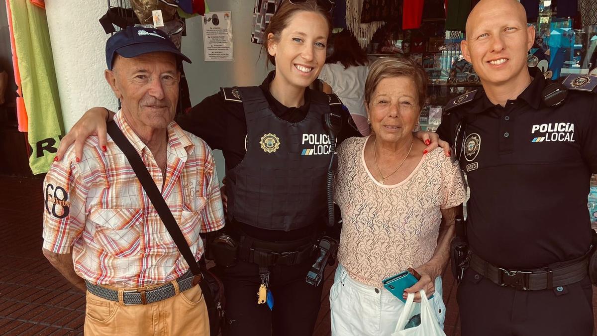 José Manuel y María del Carmen, junto a Cyntia y Marcos, los policías locales de Benidorm que le salvaron la vida.