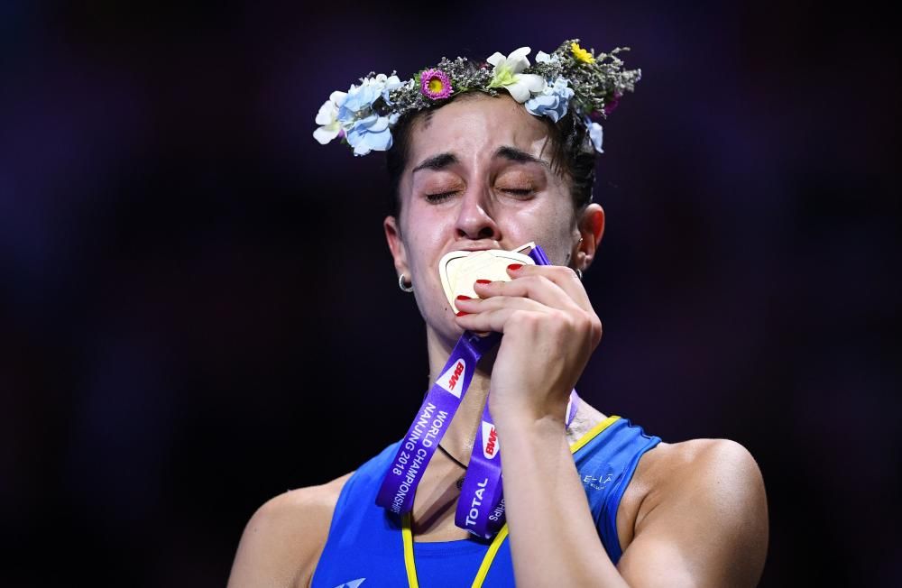 La jugadora española Carolina Marín se convirtió hoy en la deportista con más Mundiales de Bádminton de la historia tras lograr su tercer título al ganar a la india Pusarla Sindhu.