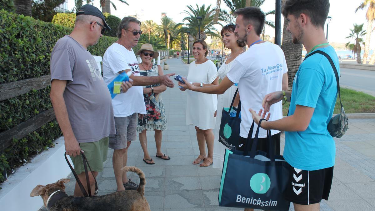 La campaña recorre el norte y el sur del litoral benicense para concienciar a quienes tienen mascotas.