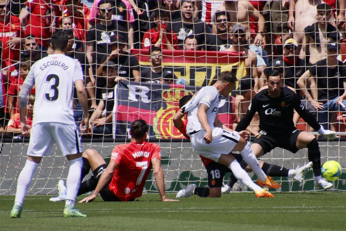 El jugador del RCD Mallorca Salva Revilla celebra el 1-1 ante el Granada, durante el partido correspondiente a la jornada 35 de La Liga disputado en el Estadio de Son Moix. EFE/ Cati Cladera