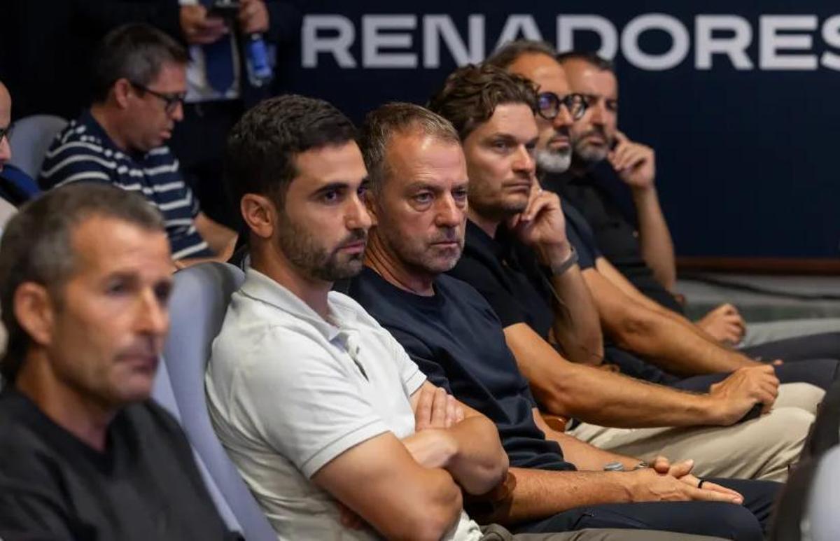 Flick, sentado junto a su compatriota Terzic.