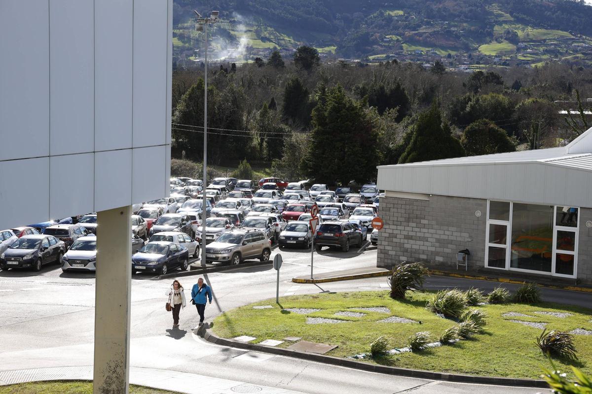 Así es la misión imposible de aparcar un día en el Hospital de Cabueñes de Gijón