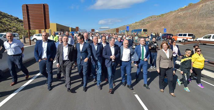 Apertura del primer tramo de la carretera de La ...