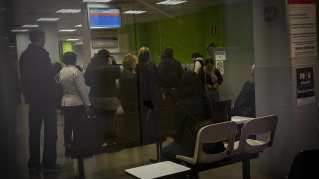 Cola de ciudadanos ante una oficina de empleo de la Rambla Guipúzcoa, en Barcelona.