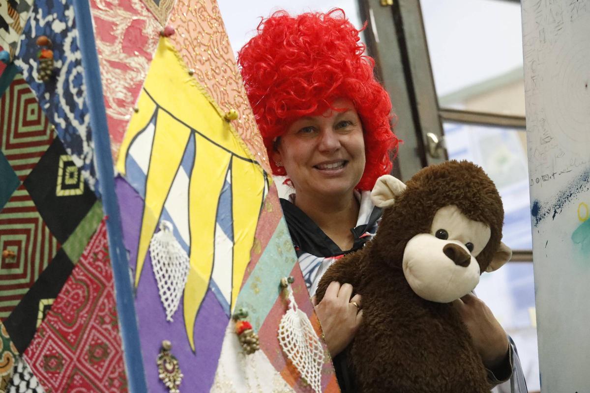 Isabel Suárez, como Reina de Corazones junto al mono "Matías".