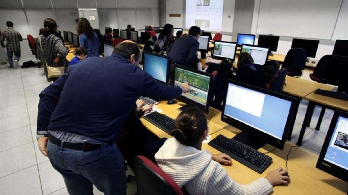 Un profesor imparte una clase de Informática en un aula.