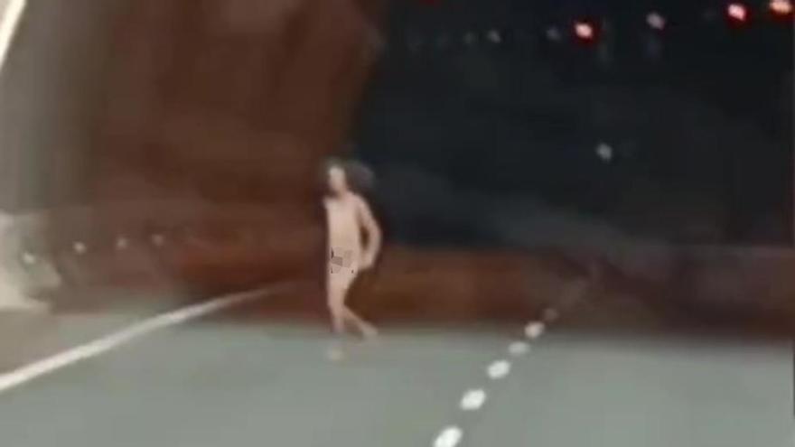 Un hombre desnudo en el túnel de La Laja obliga a cortar el tráfico en dirección sur