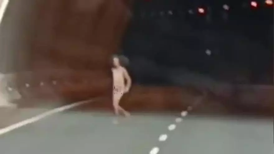 Un hombre se pasea desnudo por la GC-1
