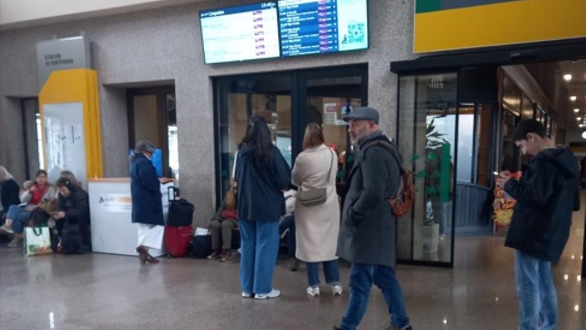Usuarios que aguardan por el tren en Pontevedra