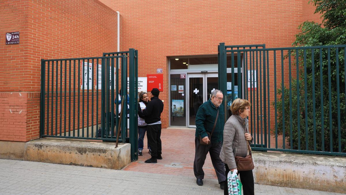 Pacientes saliendo ayer del centro de salud de San Marcelino, uno de los escogidos para la prueba piloto.