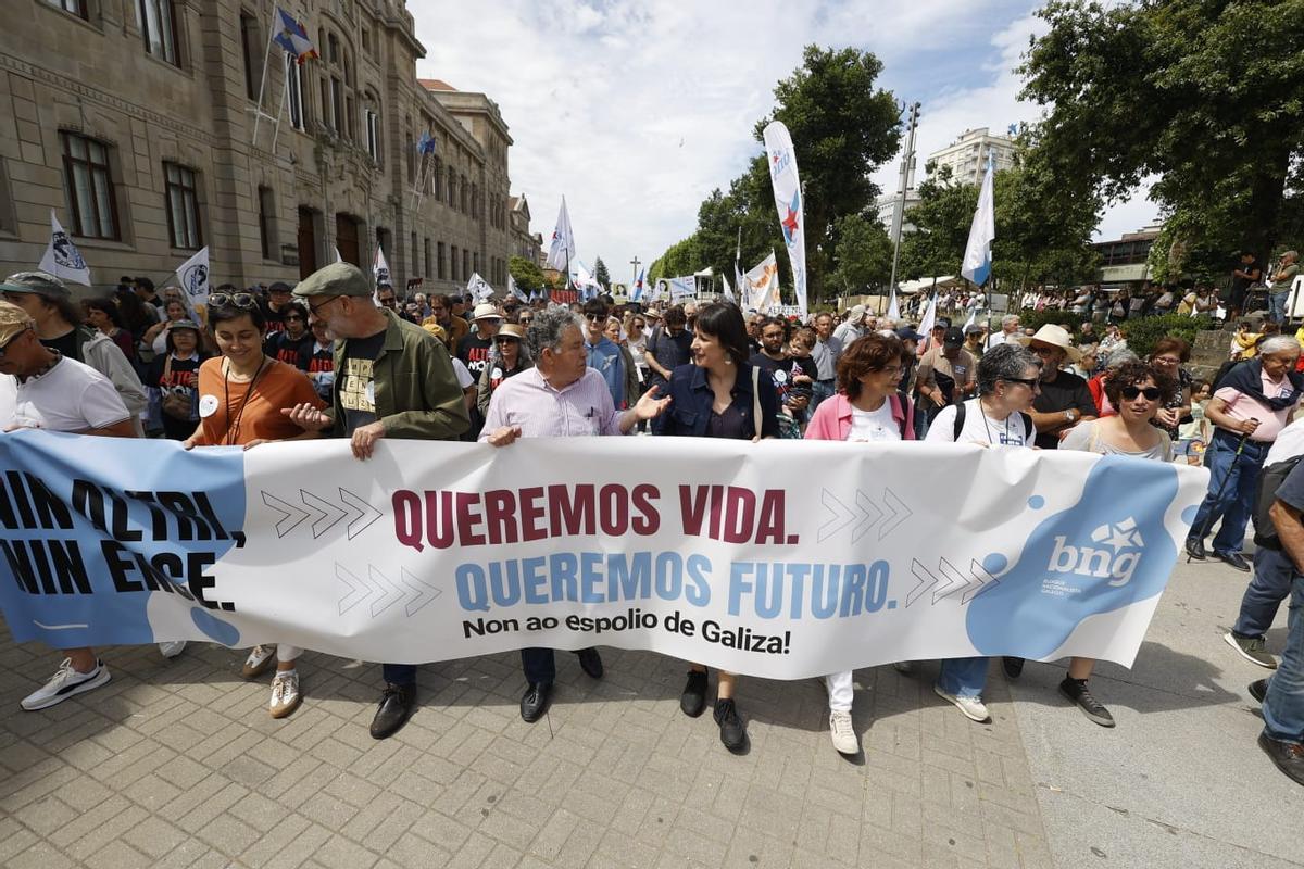 La portavoz nacional del BNG, Ana Pontó, el alcalde de Pontevedra, Miguel Fernádez Lores, y la senadora Carme da Silva, entre los nacionalistas que participan en la marcha.